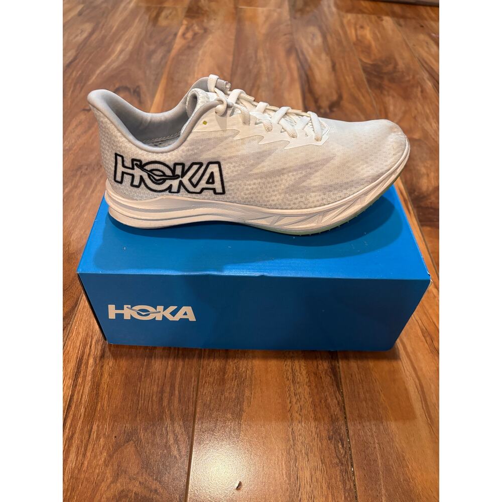 Hoka one unisex crescendo MD white track spikes. Men’s 6.5 women’s 8.